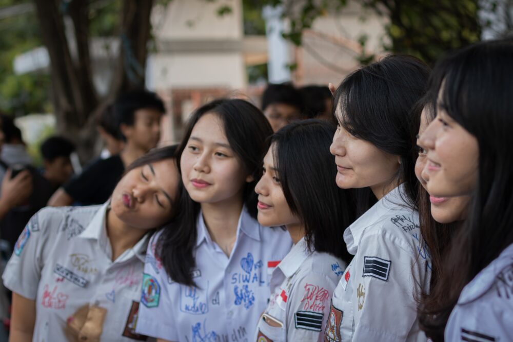 インドネシアの生活を楽しむ女性たちの映像