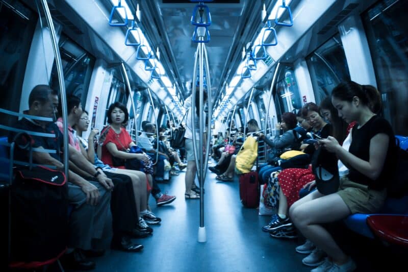 シンガポールMRT（地下鉄）の社内映像