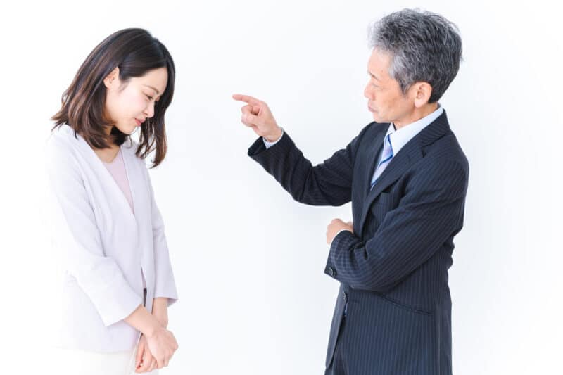 上司に怒られる日本人女性の映像