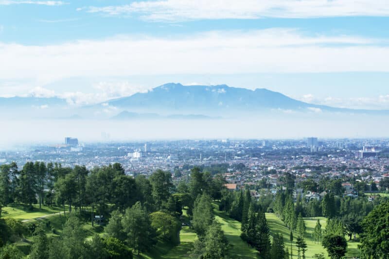 Bandungゴルフ場から山を見る